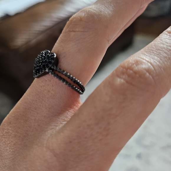 Chic Black Heart Ring - Picture 2 of 4